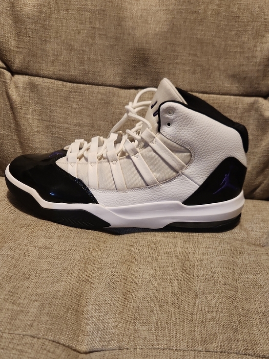 Size 13M Jordan Max Aura \'Concord\' White Dark Concord Black AQ9084-121 Preowned main image 9